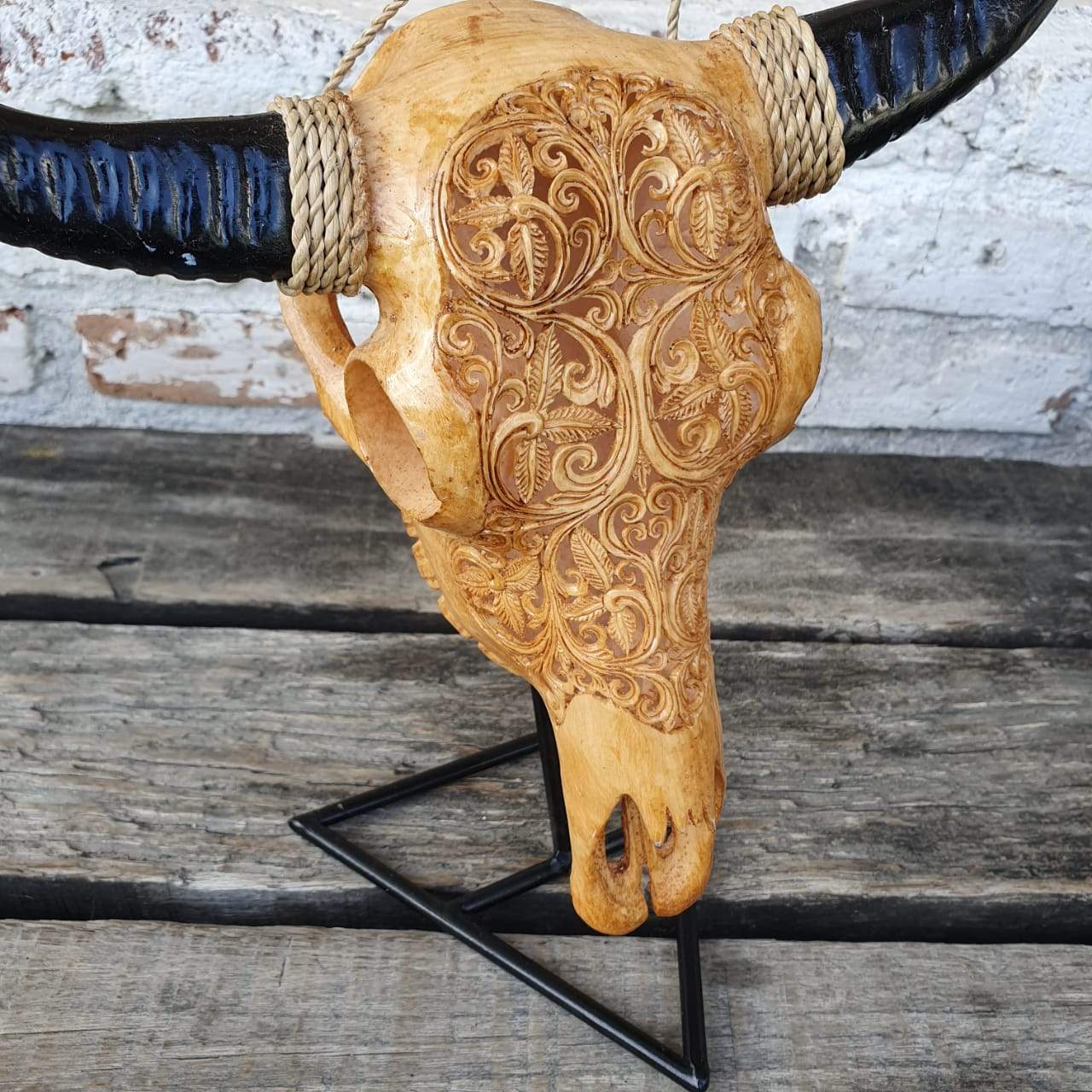 Crâne de vache sculpté à la main en résine moyenne en tan