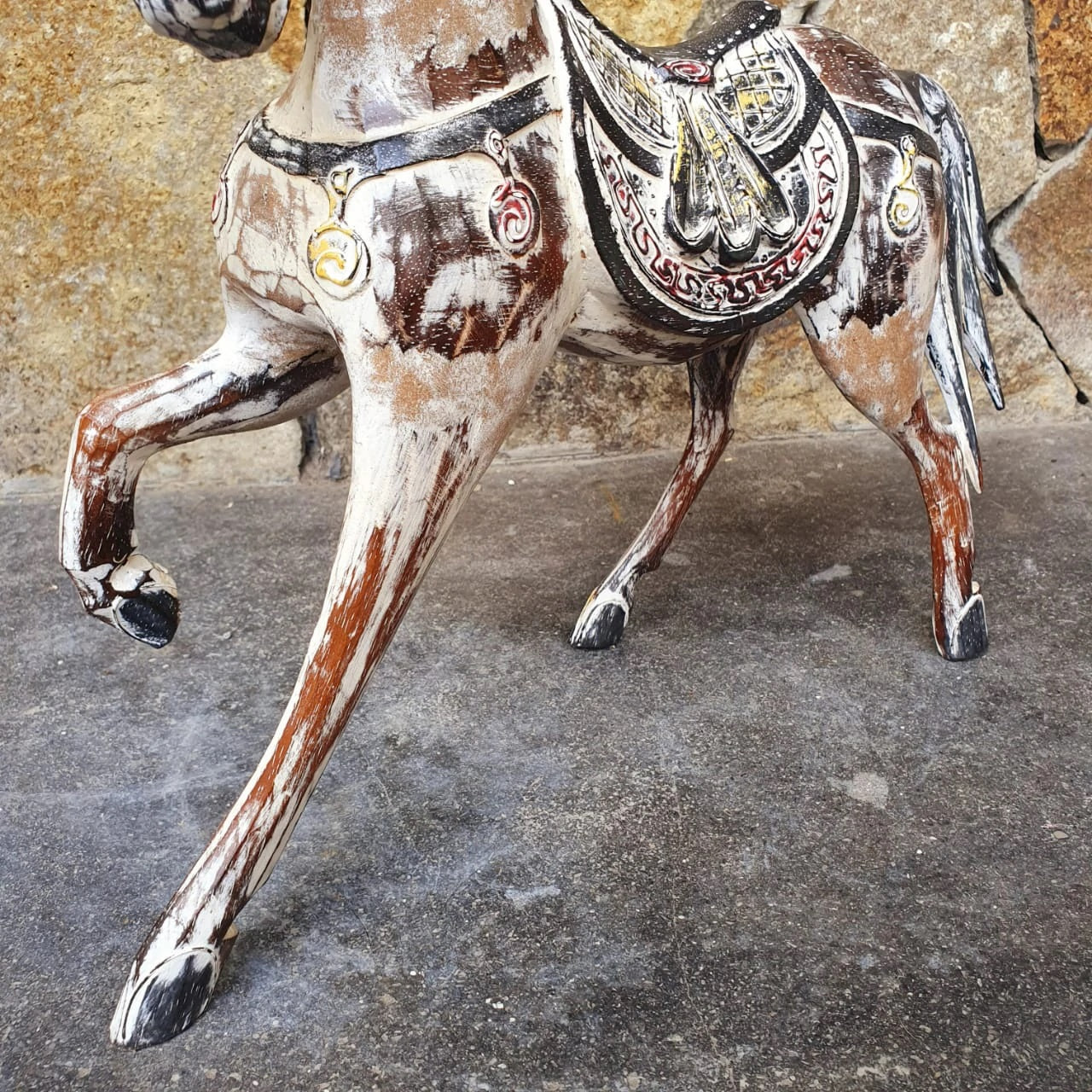 Cheval Cabré Sculpté en Beige et Marron Large