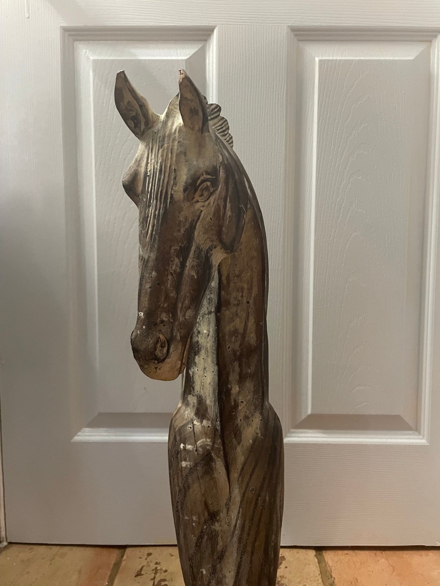 Grande statue de cheval en bois sculptée à la main en brun foncé