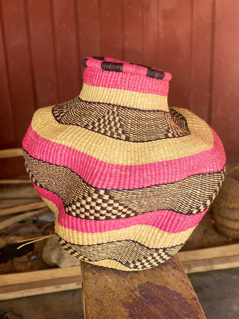 Grand panier torsadé Tribal Ghana en rose, naturel et noir