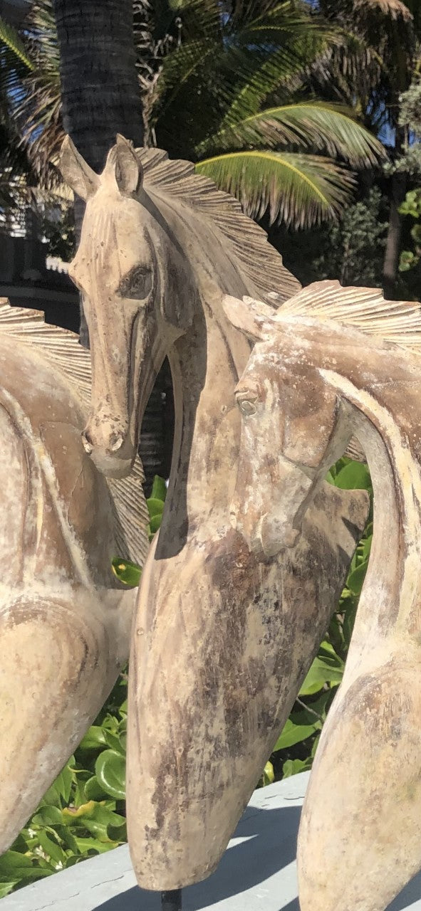 Grande statue de cheval en bois sculptée à la main en brun moyen